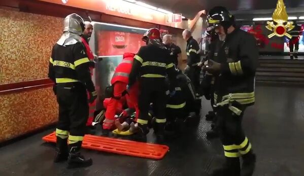 Медики оказывают помощь пострадавшему при обрушении эскалатора на станции метро Repubblica в центре Рима Медики оказывают помощь пострадавшему при обрушении эскалатора на станции метро Repubblica в центре Рима