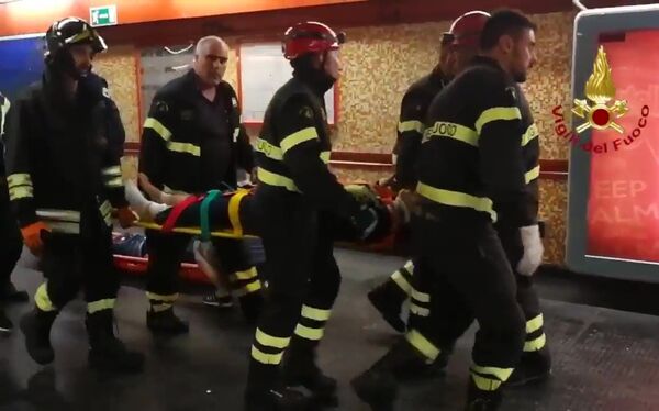 Сотрудники Службы гражданской защиты Италии несут на носилках одного из пострадавших при обрушении эскалатора на станции метро Repubblica в Риме Сотрудники Службы гражданской защиты Италии несут на носилках одного из пострадавших при обрушении эскалатора на станции метро Repubblica в Риме