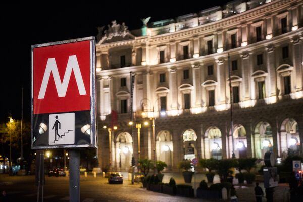 Вход на станцию метро Repubblica в Риме, на которой произошло обрушение эскалатора Вход на станцию метро Repubblica в Риме, на которой произошло обрушение эскалатора