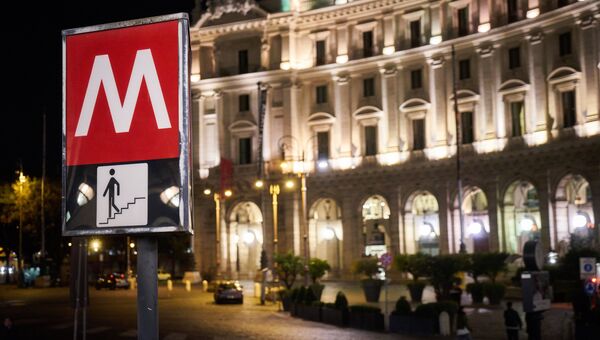 Вход на станцию метро Repubblica в Риме, на которой произошло обрушение эскалатора Вход на станцию метро Repubblica в Риме, на которой произошло обрушение эскалатора