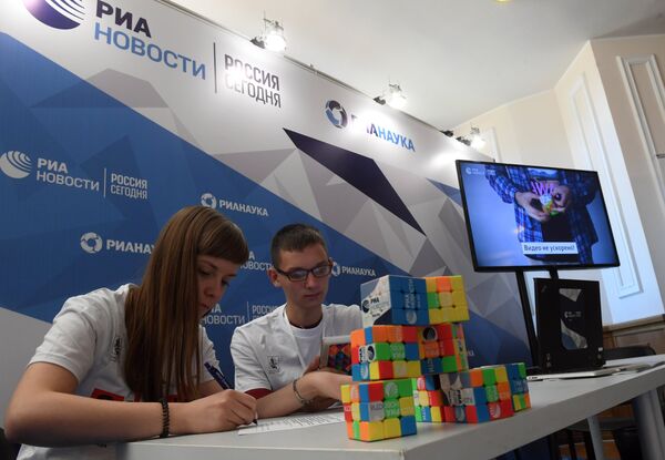 Волонтеры у стенда МИА Россия сегодня на всероссийском фестивале науки Nauka 0+ в фундаментальной библиотеке МГУ имени М. В. Ломоносова Волонтеры у стенда МИА Россия сегодня на всероссийском фестивале науки Nauka 0+ в фундаментальной библиотеке МГУ имени М. В. Ломоносова