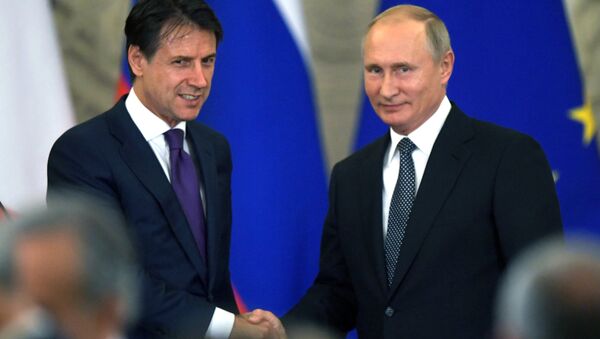 Президент России Владимир Путин и премьер-министр Италии Джузеппе Конте во время совместной пресс-конференции по итогам встречи. 24 октября 2018 Президент России Владимир Путин и премьер-министр Италии Джузеппе Конте во время совместной пресс-конференции по итогам встречи. 24 октября 2018