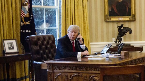 Дональд Трамп во время телефонного разговора с королем Саудовской Аравии Салманом ибн Абдул-Азизом Аль Саудом Дональд Трамп во время телефонного разговора с королем Саудовской Аравии Салманом ибн Абдул-Азизом Аль Саудом