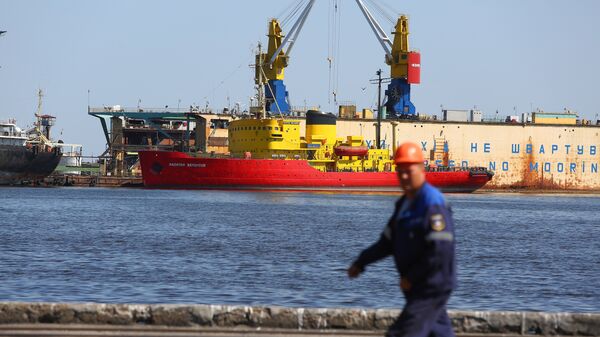 Мужчина в торговом порту Мариуполя, Украина Мужчина в торговом порту Мариуполя, Украина