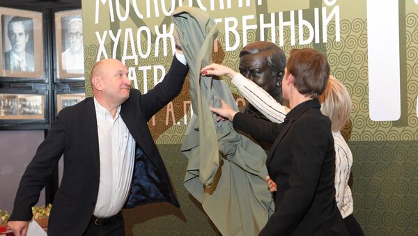 Худрук МХТ имени А. П. Чехова Сергей Женовач, сын Табакова актер Павел Табаков и вдова актриса Марина Зудина на церемония открытия скульптурного бюста Олега Табакова. 26 октября 2018 Худрук МХТ имени А. П. Чехова Сергей Женовач, сын Табакова актер Павел Табаков и вдова актриса Марина Зудина на церемония открытия скульптурного бюста Олега Табакова. 26 октября 2018