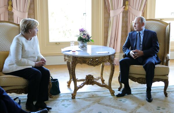 Президент РФ Владимир Путин и канцлер Германии Ангела Меркель во время встречи. 27 октября 2018 Президент РФ Владимир Путин и канцлер Германии Ангела Меркель во время встречи. 27 октября 2018