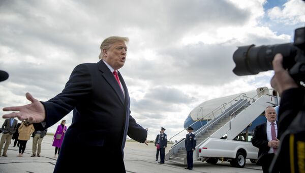Президент США Дональд Трамп беседует с журналистами о стрельбе в синагоге Питтсбурга в Международном аэропорту Индианаполиса. 27 октября 2018 Президент США Дональд Трамп беседует с журналистами о стрельбе в синагоге Питтсбурга в Международном аэропорту Индианаполиса. 27 октября 2018