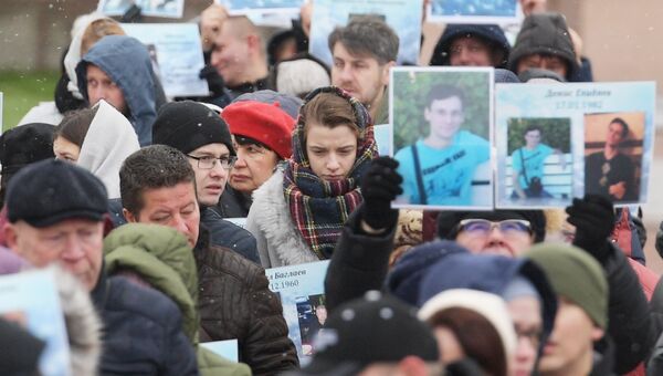 Участники акции Живой самолет в память о погибших в авиакатастрофе российского авиалайнера А321 над Синайским полуостровом в 2015 году. 28 октября 2018 Участники акции Живой самолет в память о погибших в авиакатастрофе российского авиалайнера А321 над Синайским полуостровом в 2015 году. 28 октября 2018