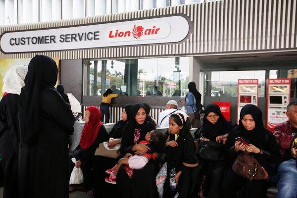 Пассажиры около стойки Lion Air в Международном аэропорту Сукарно-Хатта около Джакарты, Индонезия. 29 октября 2018 Пассажиры около стойки Lion Air в Международном аэропорту Сукарно-Хатта около Джакарты, Индонезия. 29 октября 2018