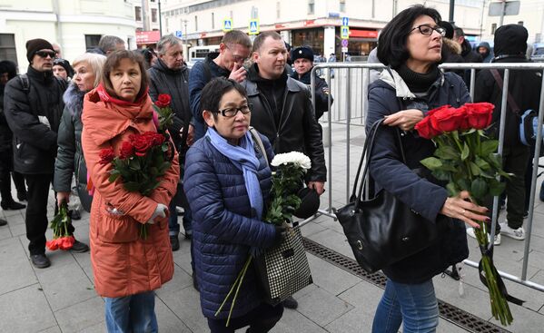 Люди несут цветы к зданию театра Ленком на Малой Дмитровке, где пройдет церемония прощания с актером театра и кино Николаем Караченцовым Люди несут цветы к зданию театра Ленком на Малой Дмитровке, где пройдет церемония прощания с актером театра и кино Николаем Караченцовым