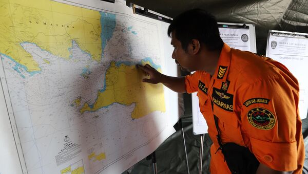 Спасатель показывает на карте место крушения самолета авиакомпании Lion Air рейс JT 610 в Индонезии. Архивное фото. Спасатель показывает на карте место крушения самолета авиакомпании Lion Air рейс JT 610 в Индонезии. Архивное фото.