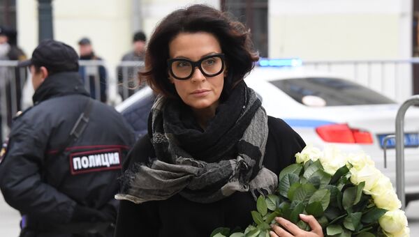 Актриса Евгения Крюкова на церемонии прощания с актером театра и кино Николаем Караченцовым в театре Ленком в Москве Актриса Евгения Крюкова на церемонии прощания с актером театра и кино Николаем Караченцовым в театре Ленком в Москве