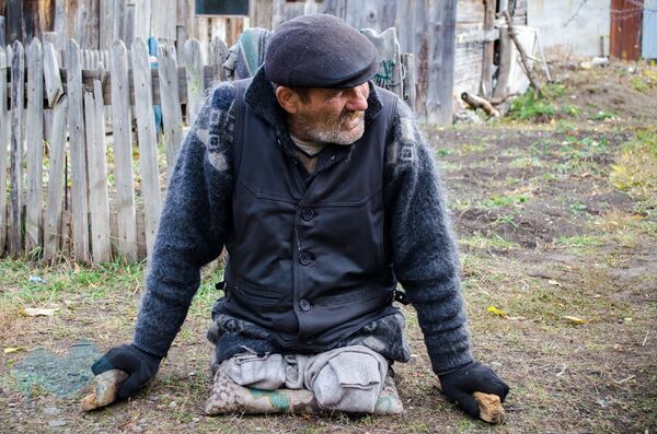 Житель села Красная Башкирия Александр Гаранжа во дворе своего дома Житель села Красная Башкирия Александр Гаранжа во дворе своего дома