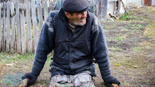 Житель села Красная Башкирия Александр Гаранжа во дворе своего дома Житель села Красная Башкирия Александр Гаранжа во дворе своего дома