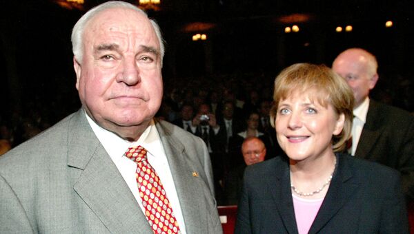Немецкие политики Ангела Меркель и Гельмут Коль. 2005 год Немецкие политики Ангела Меркель и Гельмут Коль. 2005 год