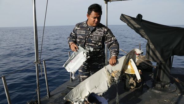 Спасатель на месте крушения пассажирского самолёта Boeing 737 авиакомпании Lion Air у западного побережья острова Ява. Самолет выполнял рейс JT-610 из Джакарты на остров Суматра. 29 октября 2018 Спасатель на месте крушения пассажирского самолёта Boeing 737 авиакомпании Lion Air у западного побережья острова Ява. Самолет выполнял рейс JT-610 из Джакарты на остров Суматра. 29 октября 2018