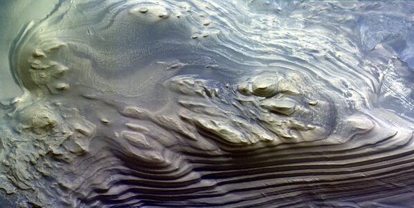 Слоистые отложения в каньоне Juventae Chasma на Марсе Слоистые отложения в каньоне Juventae Chasma на Марсе
