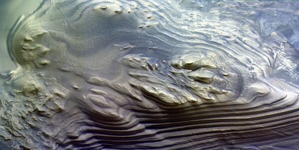 Слоистые отложения в каньоне Juventae Chasma на Марсе Слоистые отложения в каньоне Juventae Chasma на Марсе