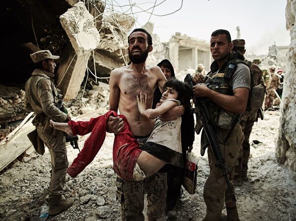 Снимок Man Carries Injured Son фотографа из США Zach Lowry, занявший первое место в категории Journeys & Adventures в в конкурсе Siena International Photo Awards 2018 Снимок Man Carries Injured Son фотографа из США Zach Lowry, занявший первое место в категории Journeys & Adventures в в конкурсе Siena International Photo Awards 2018
