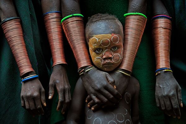Снимок Kid With Hand Crafts фотографа из Малайзии David Nam Lip Lee, занявший первое место в категории Fascinating faces and characters в конкурсе Siena International Photo Awards 2018 Снимок Kid With Hand Crafts фотографа из Малайзии David Nam Lip Lee, занявший первое место в категории Fascinating faces and characters в конкурсе Siena International Photo Awards 2018