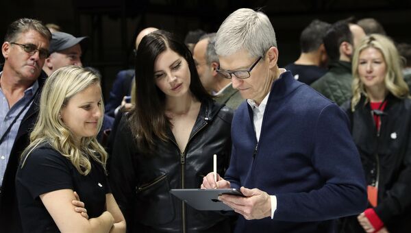 Глава Apple Тим Кук и певица Лана Дель Рей на презентации нового планшета от Apple в Нью-Йорке, США. 30 октября 2018 Глава Apple Тим Кук и певица Лана Дель Рей на презентации нового планшета от Apple в Нью-Йорке, США. 30 октября 2018