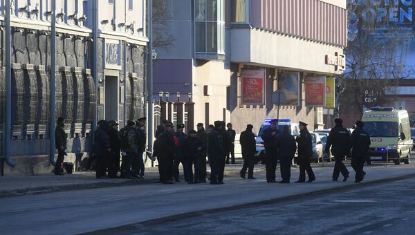 Сотрудники оперативных служб у входа в здание управления ФСБ по Архангельской области, где произошел взрыв Сотрудники оперативных служб у входа в здание управления ФСБ по Архангельской области, где произошел взрыв