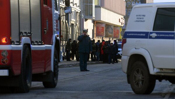 Сотрудники оперативных служб у входа в здание управления ФСБ по Архангельской области, где произошел взрыв Сотрудники оперативных служб у входа в здание управления ФСБ по Архангельской области, где произошел взрыв