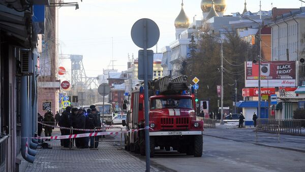 Сотрудники полиции и МЧС РФ у входа в здание управления ФСБ по Архангельской области, где произошел взрыв Сотрудники полиции и МЧС РФ у входа в здание управления ФСБ по Архангельской области, где произошел взрыв