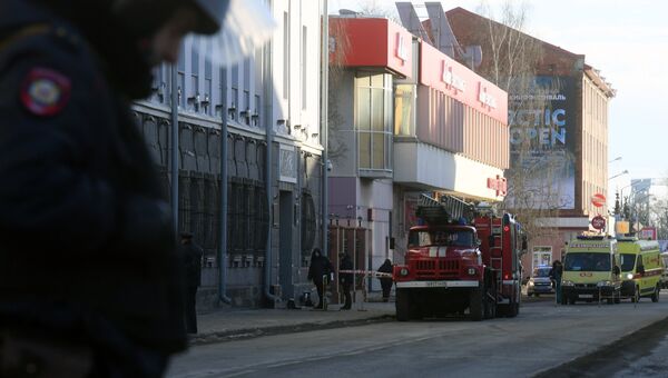 Сотрудники полиции и МЧС РФ у входа в здание управления ФСБ по Архангельской области, где произошел взрыв. Архивное фото Сотрудники полиции и МЧС РФ у входа в здание управления ФСБ по Архангельской области, где произошел взрыв. Архивное фото