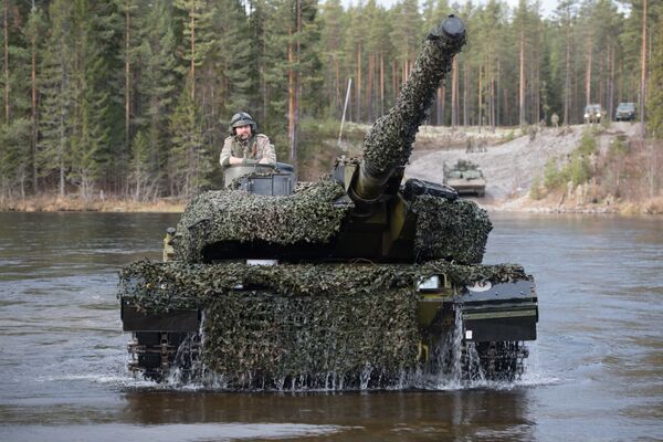 Датский танк Leopard 2 форсирует реку во время совместных учений войск НАТО Trident Juncture 2018 (Единый трезубец) в Норвегии Датский танк Leopard 2 форсирует реку во время совместных учений войск НАТО Trident Juncture 2018 (Единый трезубец) в Норвегии