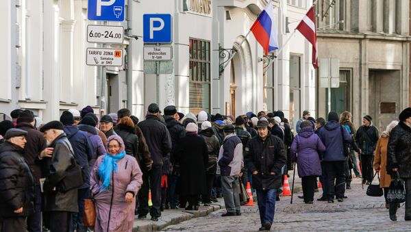 Люди стоят в очереди в российский консульский отдел в Риге, Латвия