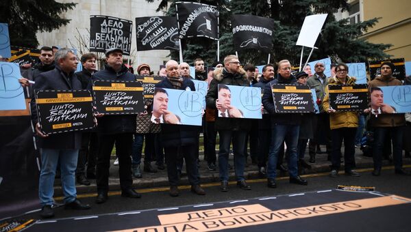 Генеральный директор МИА Россия сегодня Дмитрий Киселев на акции солидарности с руководителем портала РИА Новости – Украина Кириллом Вышинским, задержанным в мае 2018 года в Киеве, у посольства Украины в Москве Генеральный директор МИА Россия сегодня Дмитрий Киселев на акции солидарности с руководителем портала РИА Новости – Украина Кириллом Вышинским, задержанным в мае 2018 года в Киеве, у посольства Украины в Москве