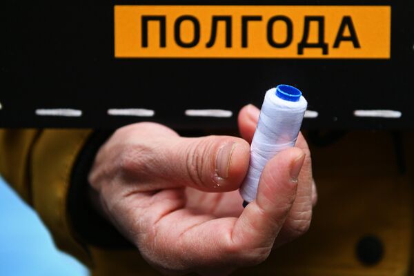 Катушки с белыми нитками на акции солидарности с руководителем портала РИА Новости – Украина Кириллом Вышинским у посольства Украины в Москве Катушки с белыми нитками на акции солидарности с руководителем портала РИА Новости – Украина Кириллом Вышинским у посольства Украины в Москве