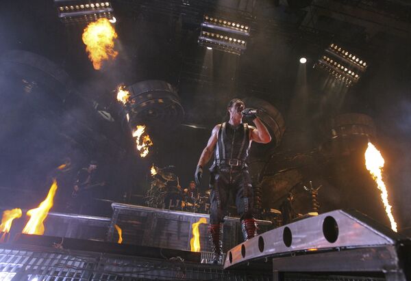 Солист группы Rammstein Тилль Линдеманн во время выступления в СК Олимпийский в Москве Солист группы Rammstein Тилль Линдеманн во время выступления в СК Олимпийский в Москве