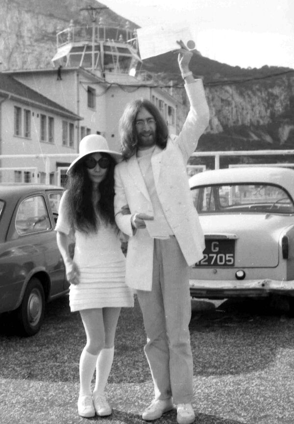 Свадьба Джона Леннона и Йоко Оно в 1969 году Свадьба Джона Леннона и Йоко Оно в 1969 году