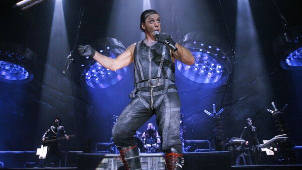 Солист группы Rammstein Тилль Линдеманн. Архивное фото Солист группы Rammstein Тилль Линдеманн. Архивное фото