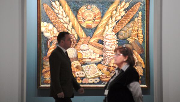 Сотрудники возле картины Ильи Машкова Советские хлеба во время подготовки выставки Сокровища музеев России Сотрудники возле картины Ильи Машкова Советские хлеба во время подготовки выставки Сокровища музеев России