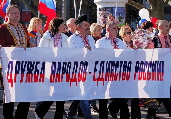 Участники праздничное шествия, посвященного Дню народного единства в Севастополе Участники праздничное шествия, посвященного Дню народного единства в Севастополе