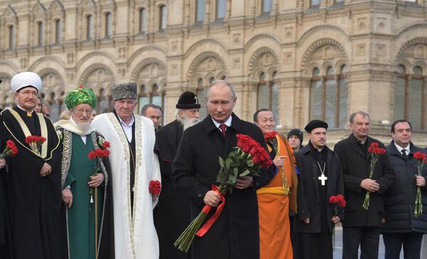 Президент РФ Владимир Путин на церемонии возложения цветов к памятнику Кузьме Минину и Дмитрию Пожарскому. 4 ноября 2018 Президент РФ Владимир Путин на церемонии возложения цветов к памятнику Кузьме Минину и Дмитрию Пожарскому. 4 ноября 2018