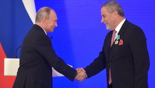 Владимир Путин и мэр города Загреба Милан Бандич на церемонии награждения в Кремле в честь Дня народного единства. 4 ноября 2018 Владимир Путин и мэр города Загреба Милан Бандич на церемонии награждения в Кремле в честь Дня народного единства. 4 ноября 2018