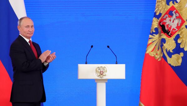 Владимир Путин на церемонии награждения государственными наградами иностранных граждан на торжественном приеме в Кремле в честь Дня народного единства. 4 ноября 2018 Владимир Путин на церемонии награждения государственными наградами иностранных граждан на торжественном приеме в Кремле в честь Дня народного единства. 4 ноября 2018