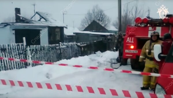 Сотрудники МЧС на месте пожара в городе Юрга Кемеровской области. 6 ноября 2018 Сотрудники МЧС на месте пожара в городе Юрга Кемеровской области. 6 ноября 2018