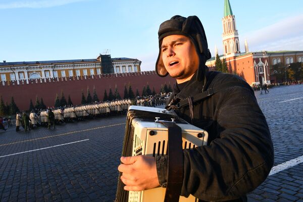 Участники марша, посвященного 77-летию военного парада 1941 года, на Красной площади в Москве Участники марша, посвященного 77-летию военного парада 1941 года, на Красной площади в Москве