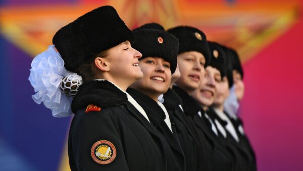 Участницы марша, посвященного 77-летию военного парада 1941 года, на Красной площади в Москве Участницы марша, посвященного 77-летию военного парада 1941 года, на Красной площади в Москве