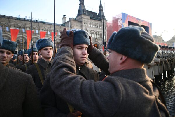Участники марша, посвященного 77-летию военного парада 1941 года, на Красной площади в Москве Участники марша, посвященного 77-летию военного парада 1941 года, на Красной площади в Москве