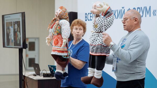 Волонтеры проекта Никогда не поздно играть в куклы шьют игрушки своими руками, пишут сценарии и на их основе ставят спектакли Волонтеры проекта Никогда не поздно играть в куклы шьют игрушки своими руками, пишут сценарии и на их основе ставят спектакли