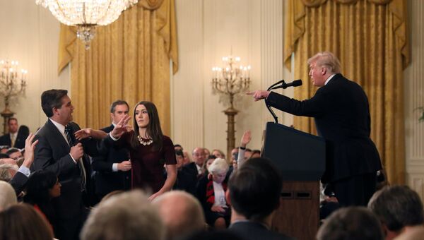 Президент США Дональд Трамп и корреспондент телеканала CNN Джим Акоста во время пресс-конференции в Белом доме. 7 ноября 2018 Президент США Дональд Трамп и корреспондент телеканала CNN Джим Акоста во время пресс-конференции в Белом доме. 7 ноября 2018