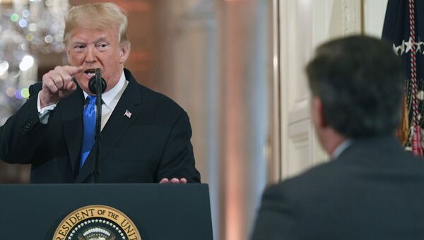 Президент США Дональд Трамп и корреспондент телеканала CNN Джим Акоста. Архивное фото Президент США Дональд Трамп и корреспондент телеканала CNN Джим Акоста. Архивное фото