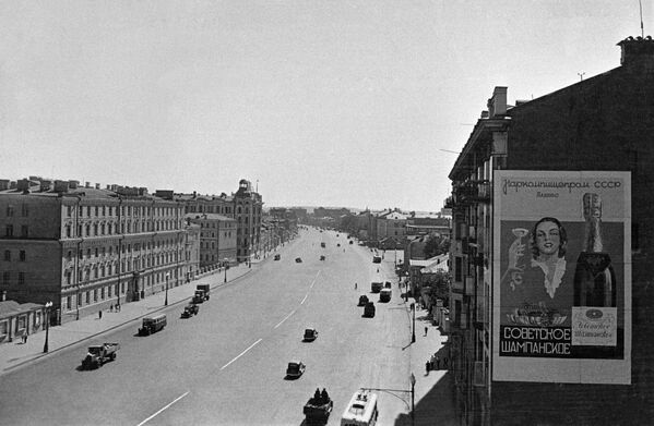 Движение транспорта на Садовом кольце. Москва, 1940 год. Движение транспорта на Садовом кольце. Москва, 1940 год.