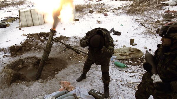 Украинские военные во время стрельбы из миномета